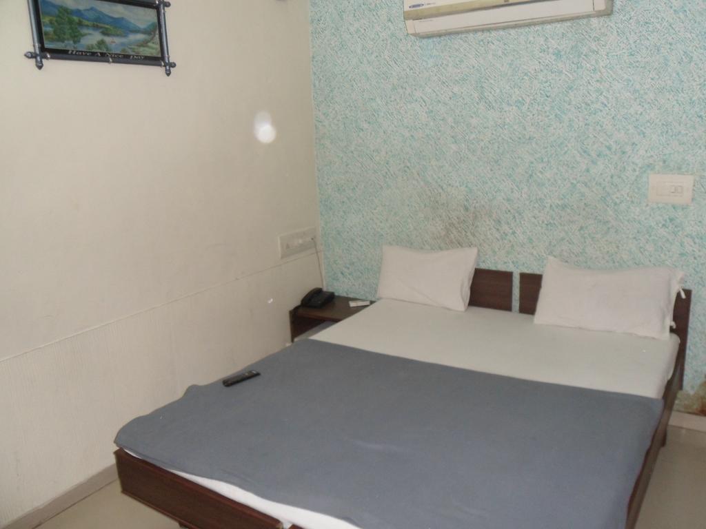 Hotel Atithi Ahmedabad Quarto foto
