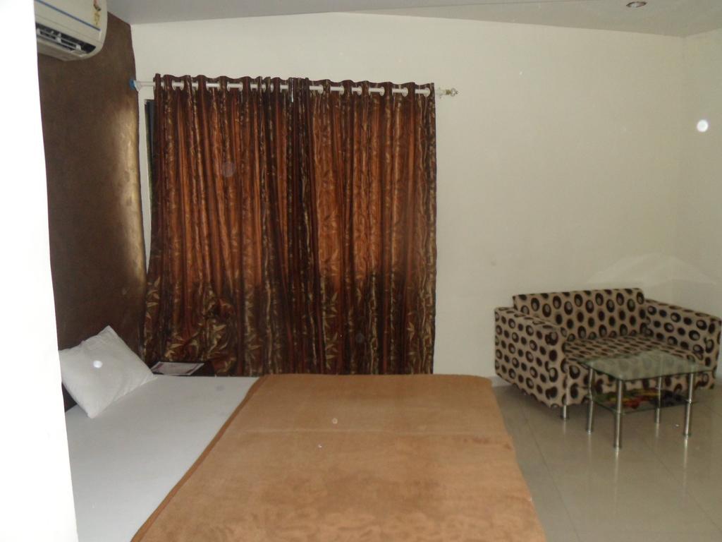 Hotel Atithi Ahmedabad Quarto foto