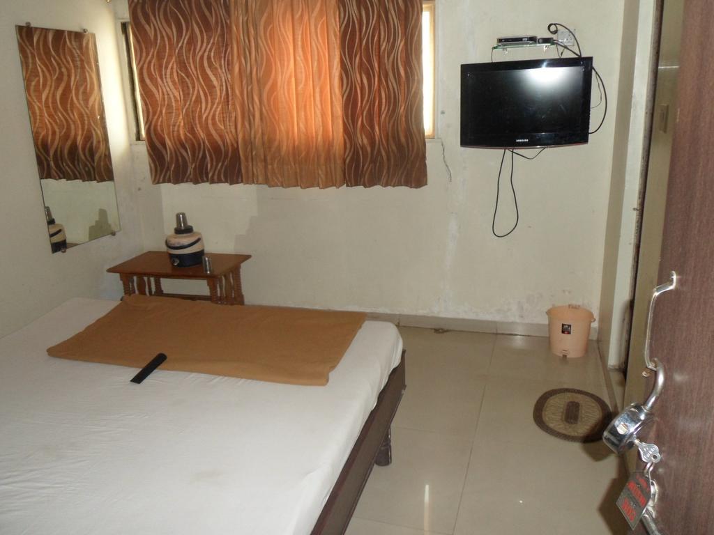 Hotel Atithi Ahmedabad Quarto foto
