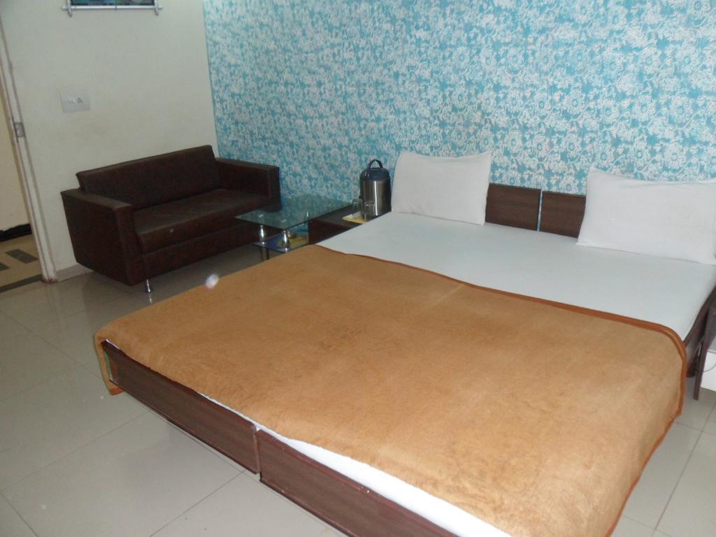 Hotel Atithi Ahmedabad Quarto foto