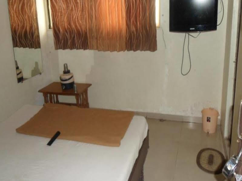 Hotel Atithi Ahmedabad Exterior foto